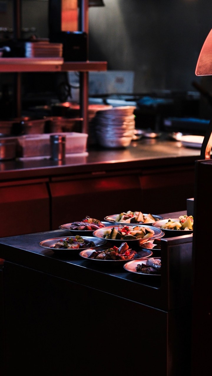 Passe organisé dans une cuisine professionnelle en activité