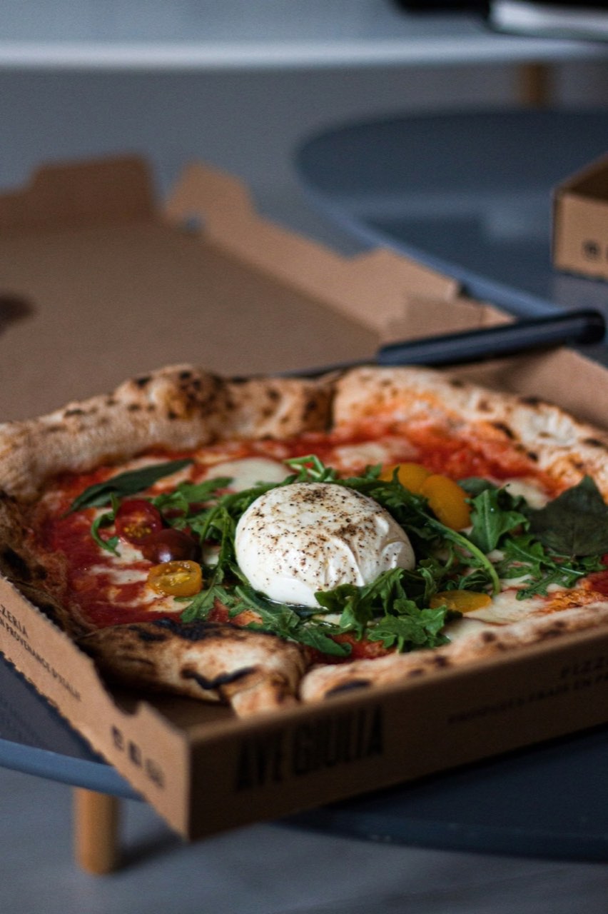 Pizza fraîchement préparée dans son emballage de livraison
