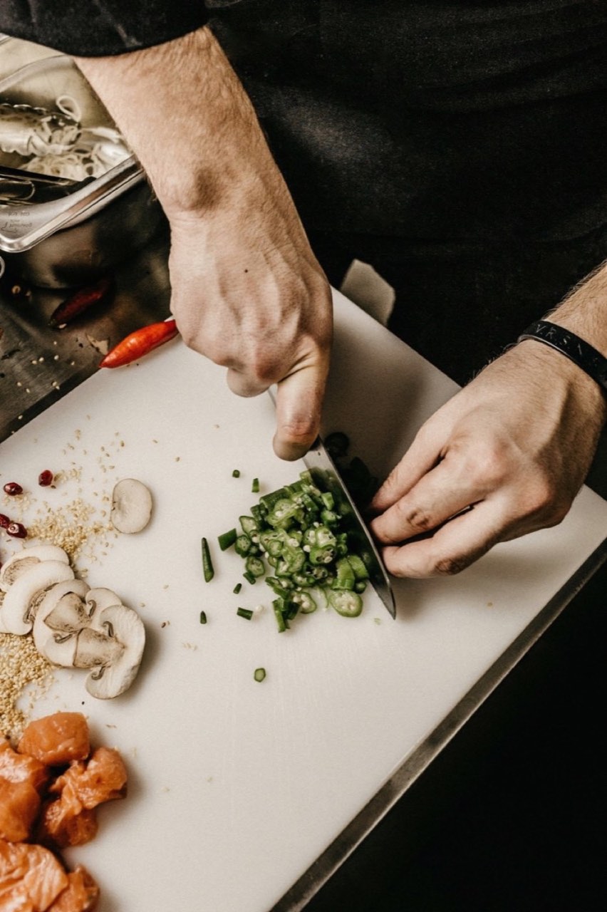 Planche et ustensiles utilisés pendant une préparation en cuisine
