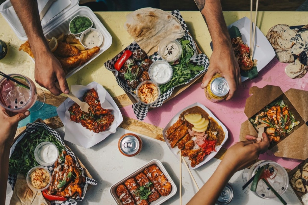 Équipe réunie autour de plusieurs préparations de restauration